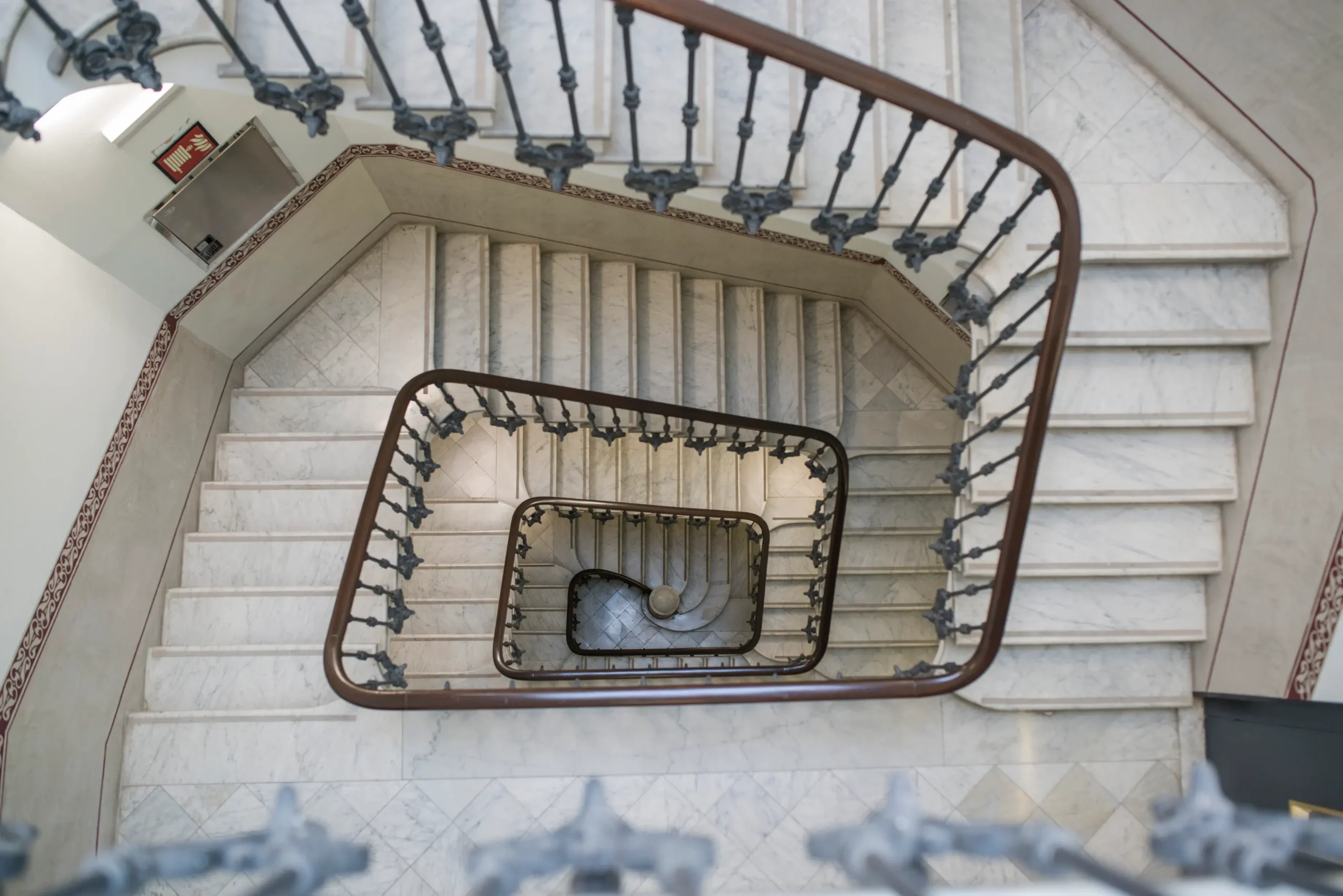 Escalera Tradicional del Edificio