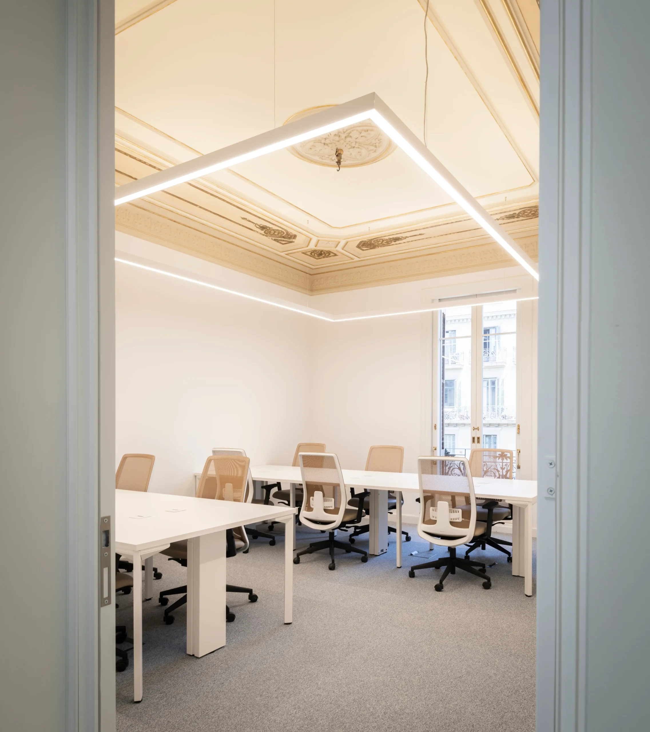 Oficina Privada con Techo Artesonado