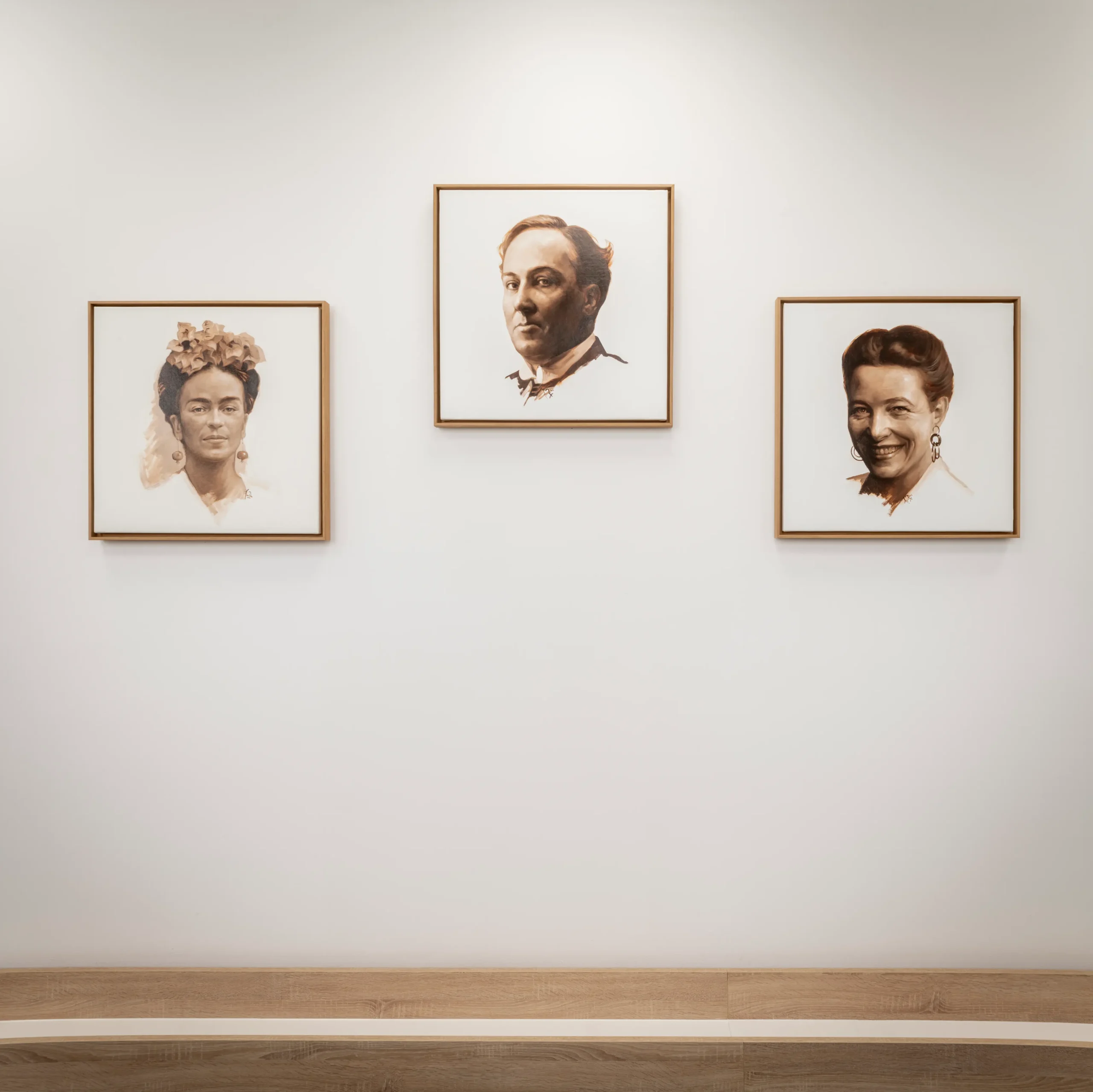 Pasillo con obras de arte de Lluís Ribas