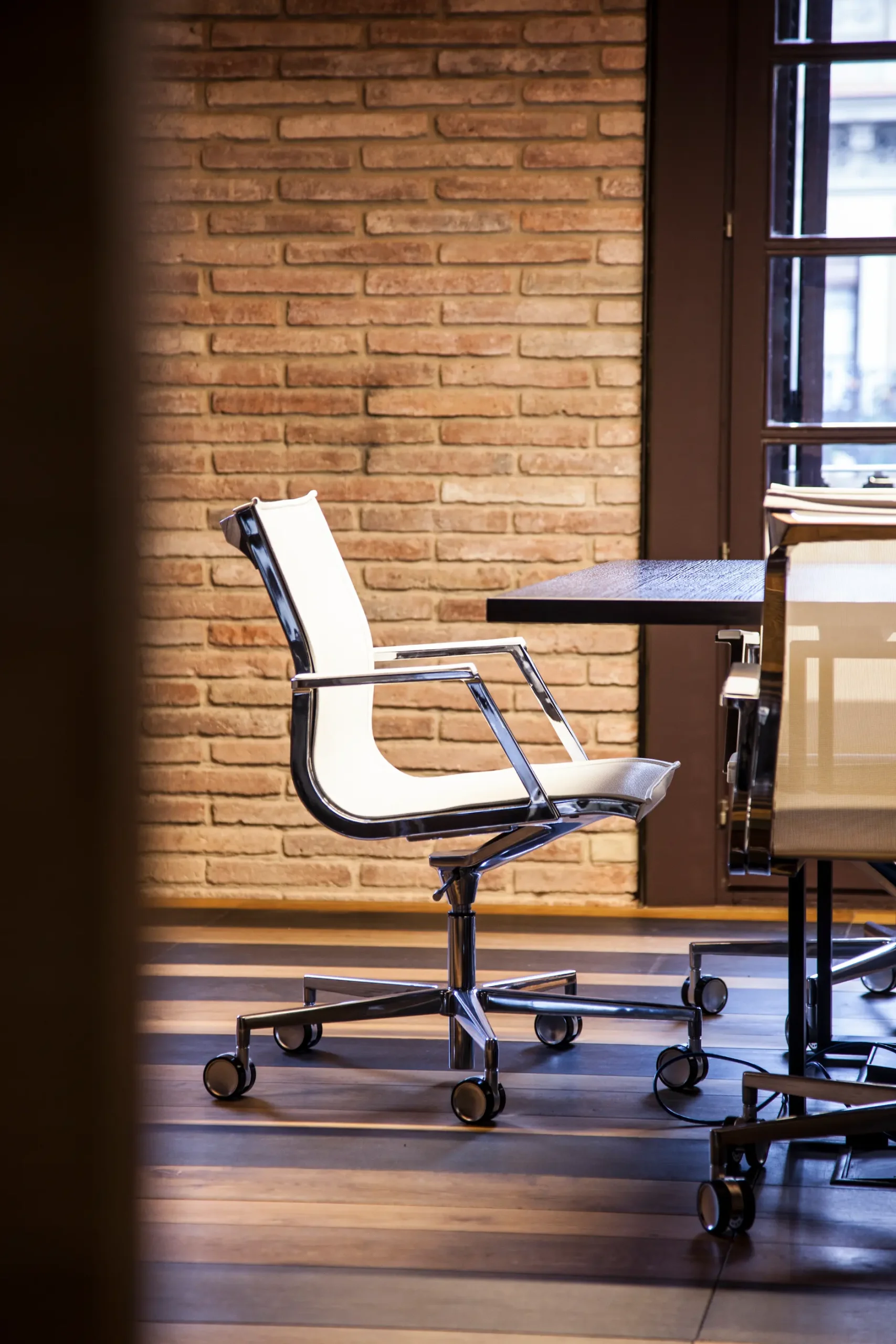 Sala de Reuniones con Pared de ladrillo