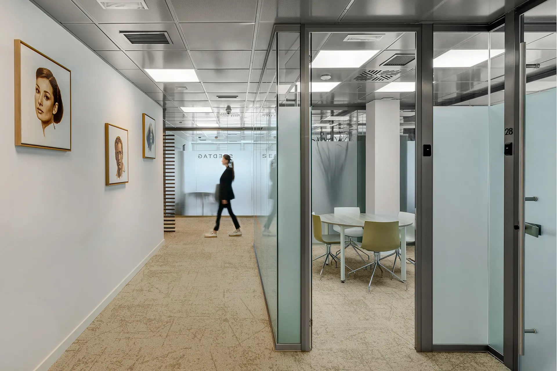 Pasillo con obras de arte de Lluis Ribas